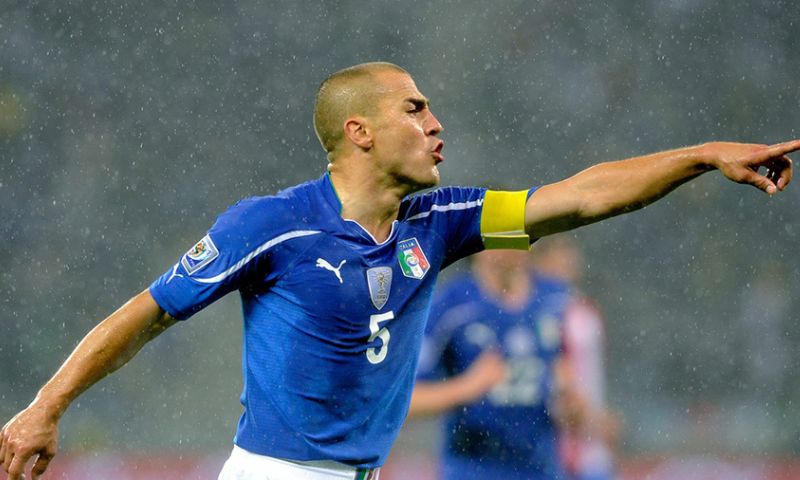 Nhiệm vụ chính của cầu thủ áo số 5 trên sân